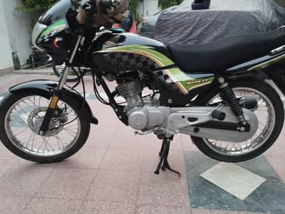 Honda 125 deluxe in Lush condition | lahore registered | Disc brakes |