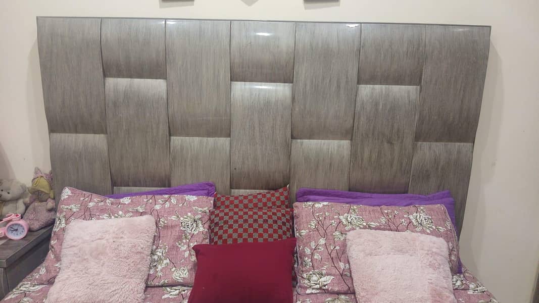 Bed With side tables 0