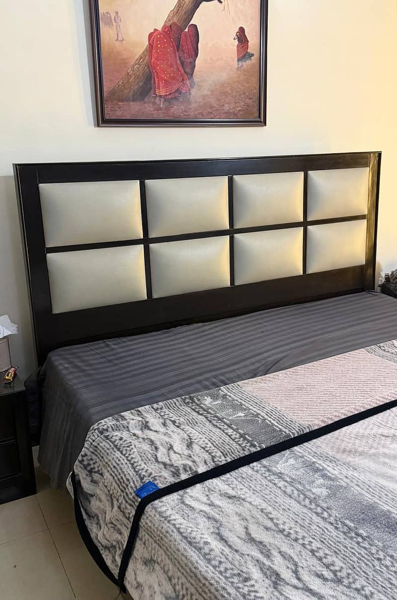 Double bed with side table and dressing table 0