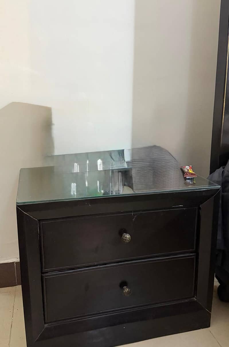 Double bed with side table and dressing table 2
