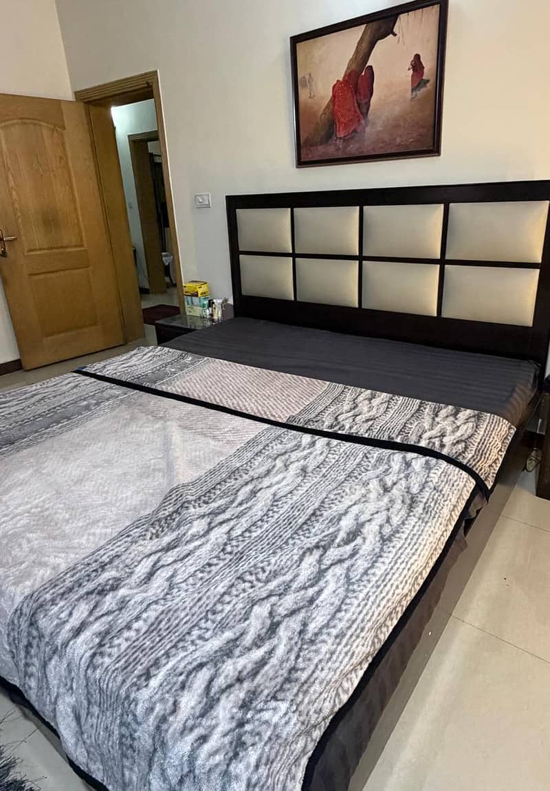 Double bed with side table and dressing table 3