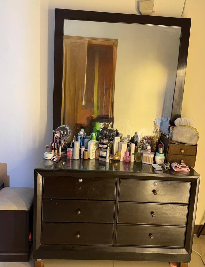 Double bed with side table and dressing table 4
