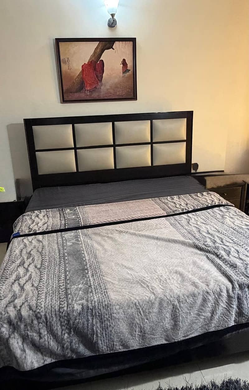 Double bed with side table and dressing table 5