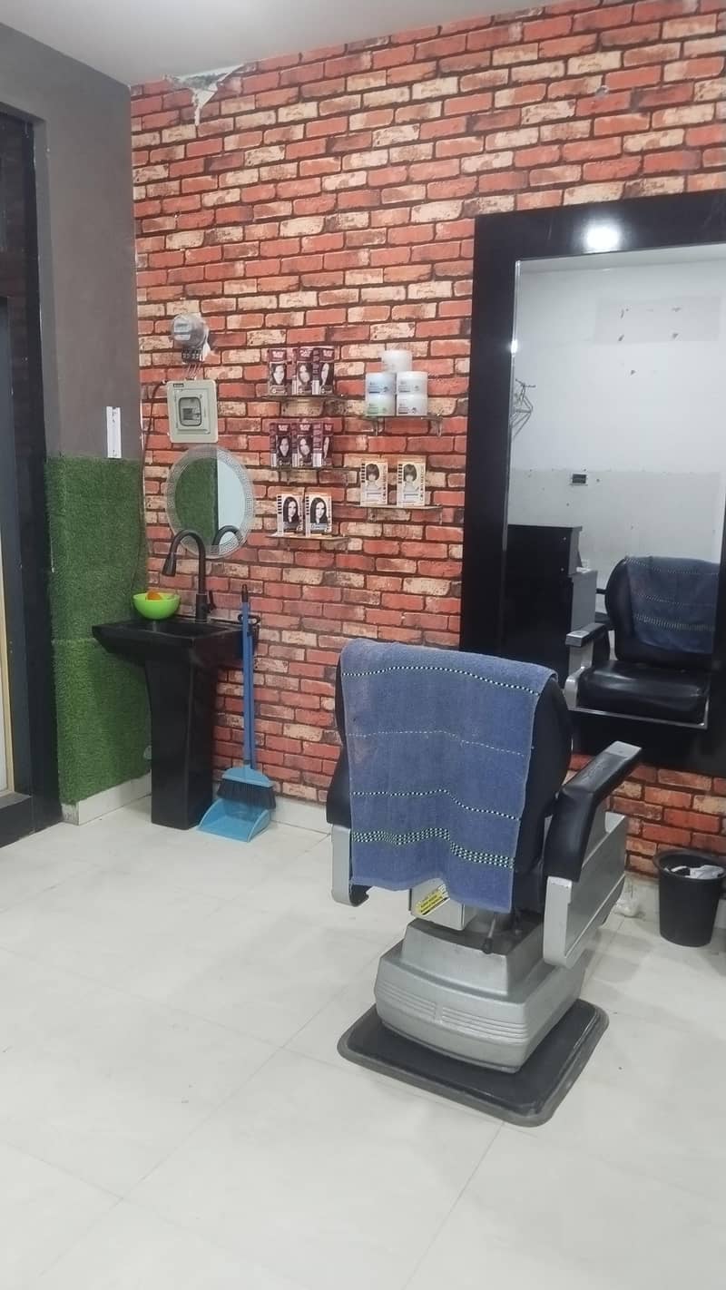 Men saloon 4
