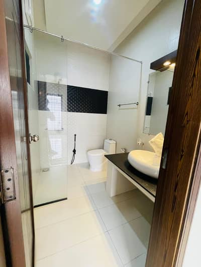 10 MARLA BRAND NEW FIRST FLOOR AVAILABLE FOR RENT
