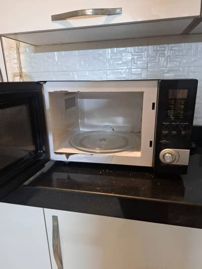 32 litres large/full size microwave oven in good condition