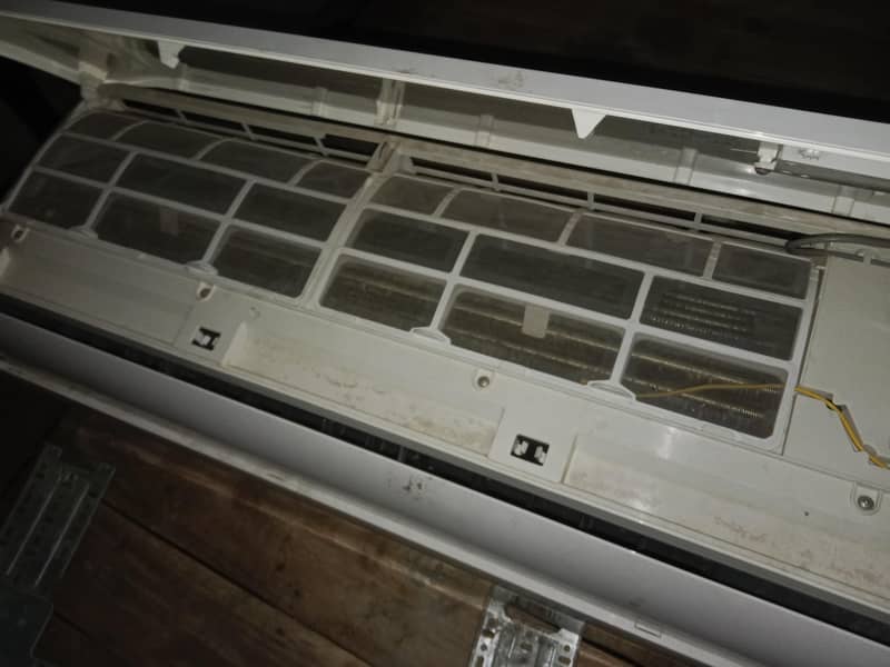 good condition ac unit 2