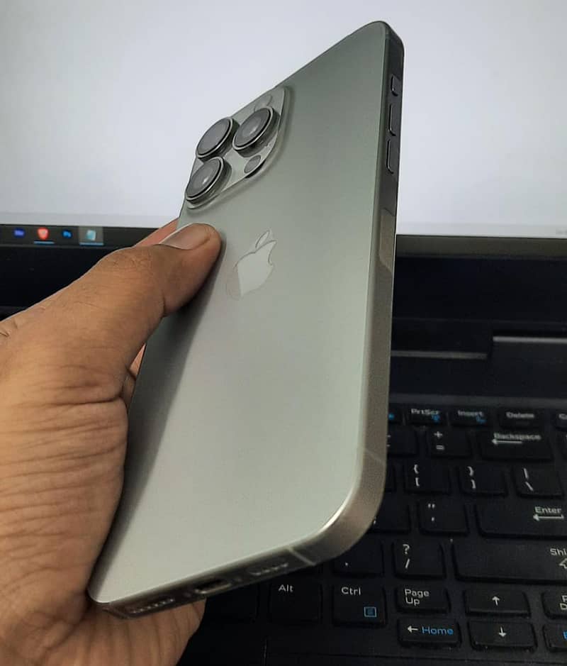 Apple iPhone 16 Pro Max 1