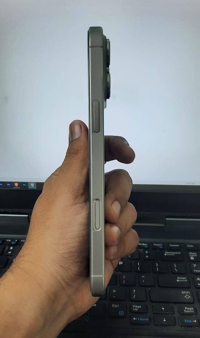 Apple iPhone 16 Pro Max 2
