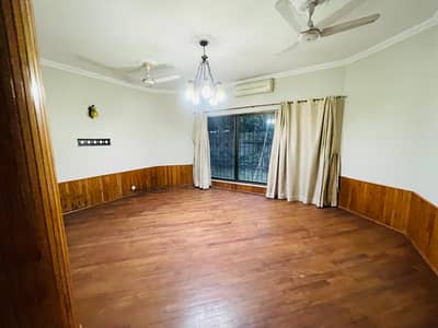 F-8 DOUBLE STOREY HOUSE FOR RENT EXCELLENT 500 SQUARE YARD DOUBLE STOREY HOUSE PROPER AND MODERN FITTINGS, TILED FLOORING 4 BEDROOMS, 4 ATTACHED BATHROOMS TV LOUNGE, DRAWING DINING, 1 KITCHEN