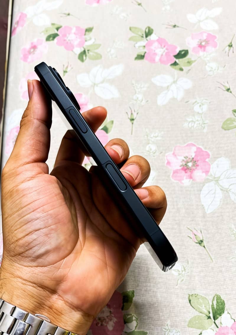 Apple iPhone 16 3