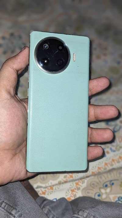 spark 20 pro plus 8/256 in display finger