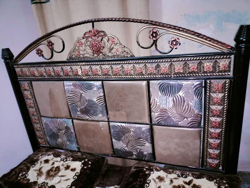 Queen size bed 1