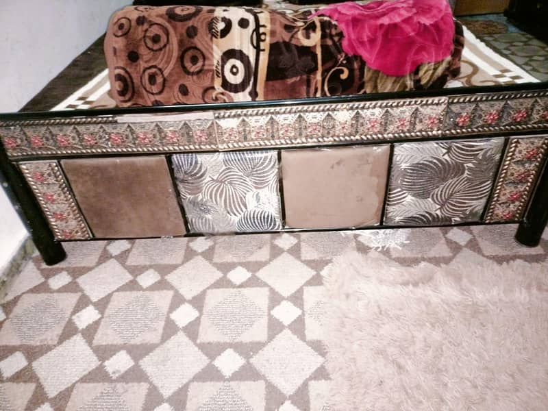 Queen size bed 2