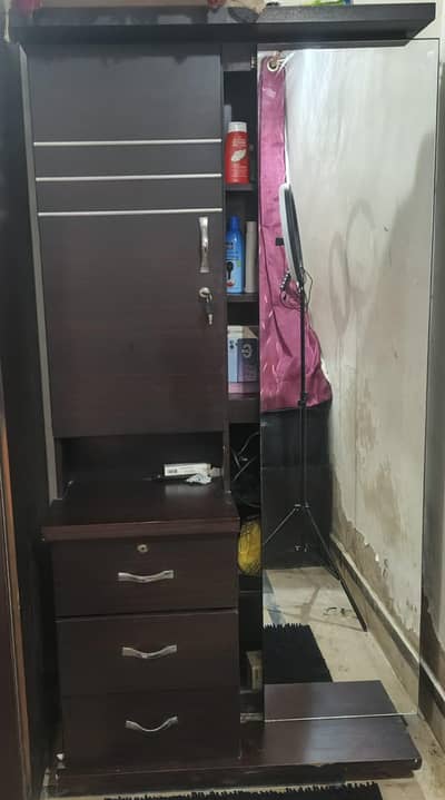 Dressing Table Site glass open facilities