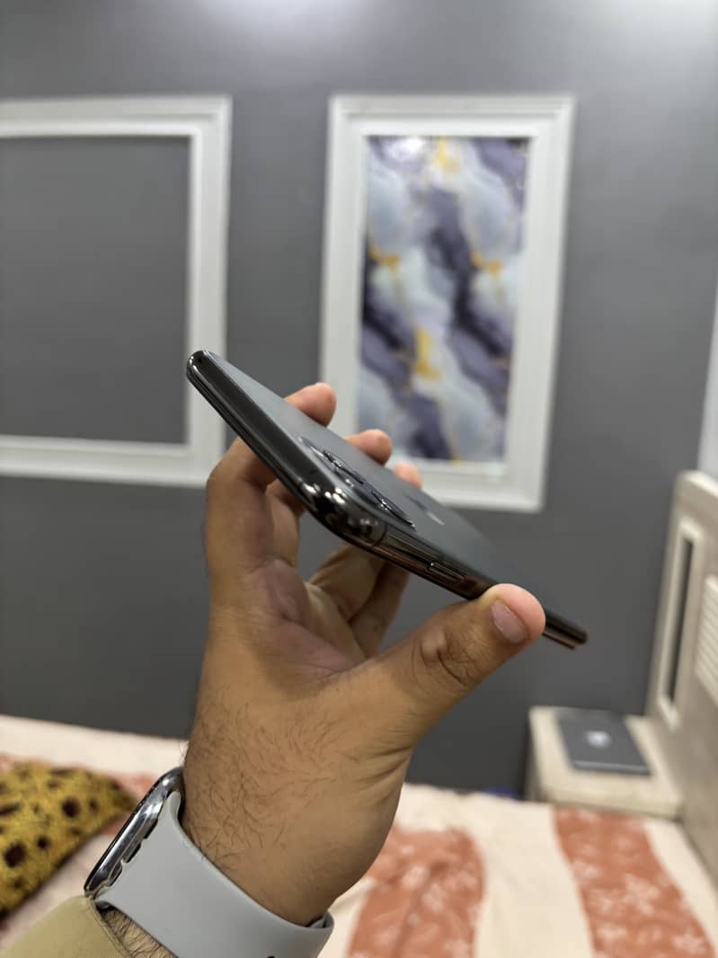 Iphone 11 pro max 4