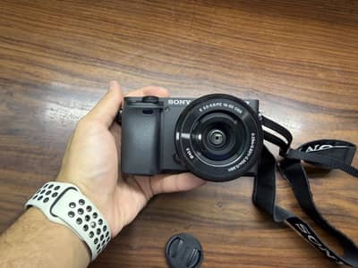 Sony a6400 with original box, charger, battery and lens