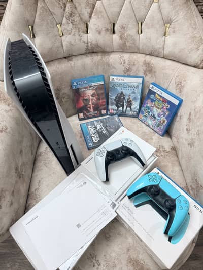 Ps5 disc edition with 2 controllers and 4 discs games
