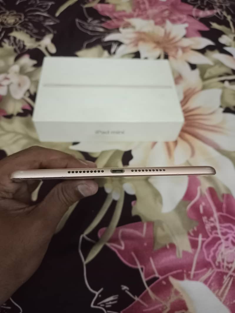 Ipad Mini 5 with Box 2
