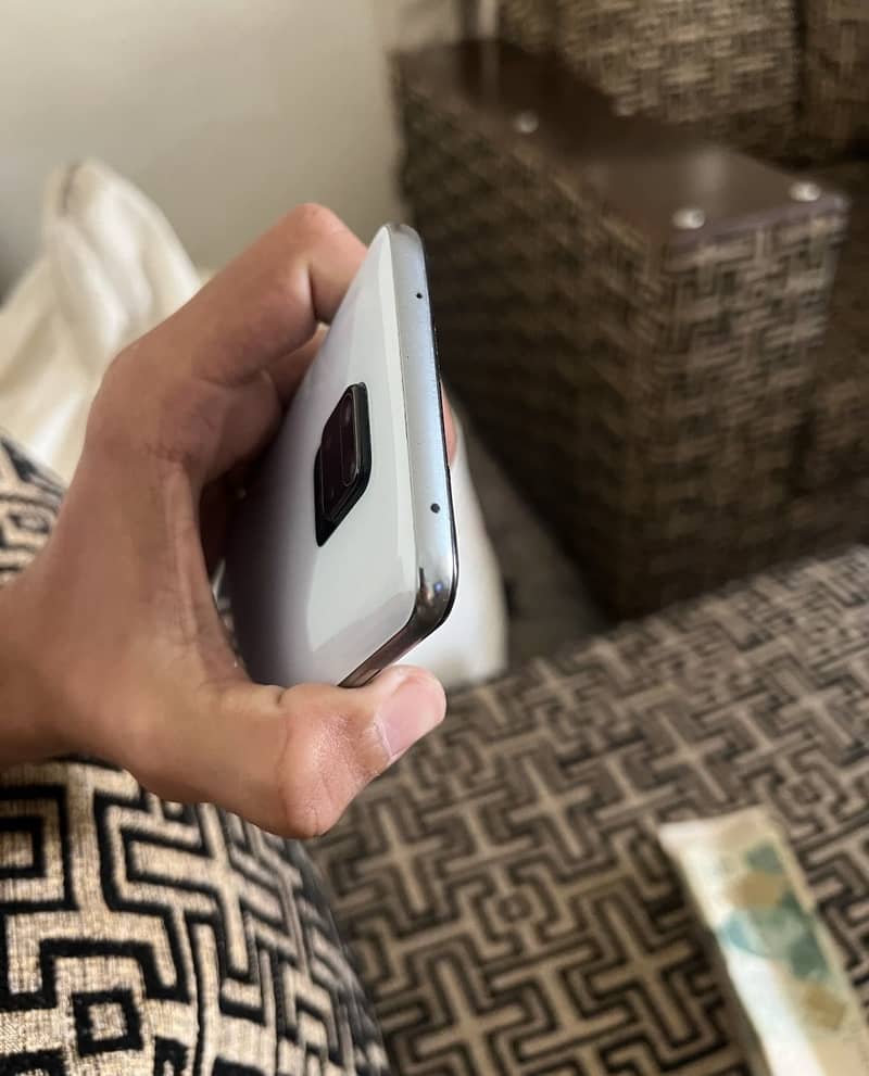 Redmi Note 9s 4