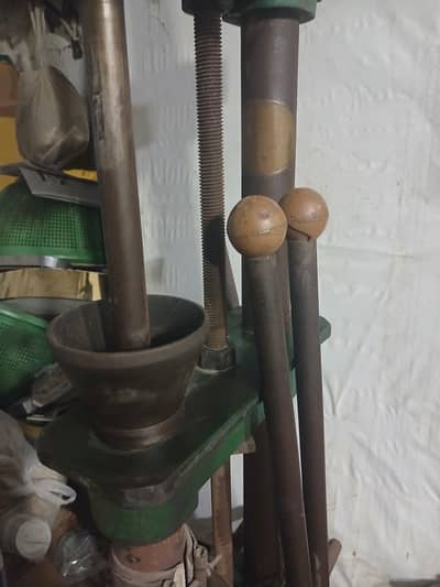 Hand molding machine
