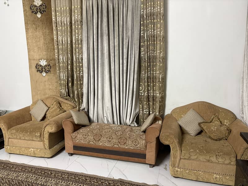 Luxury 5 seater sofa set with Sethi, 2 Puffs & Center Table. 0