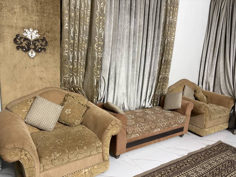 Luxury 5 seater sofa set with Sethi, 2 Puffs & Center Table. 1