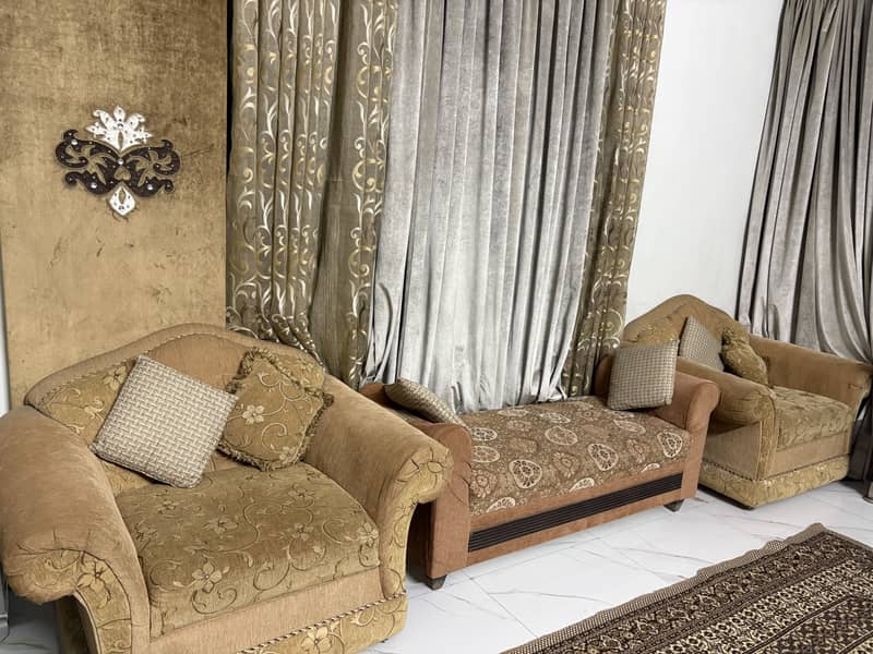 Luxury 5 seater sofa set with Sethi, 2 Puffs & Center Table. 2