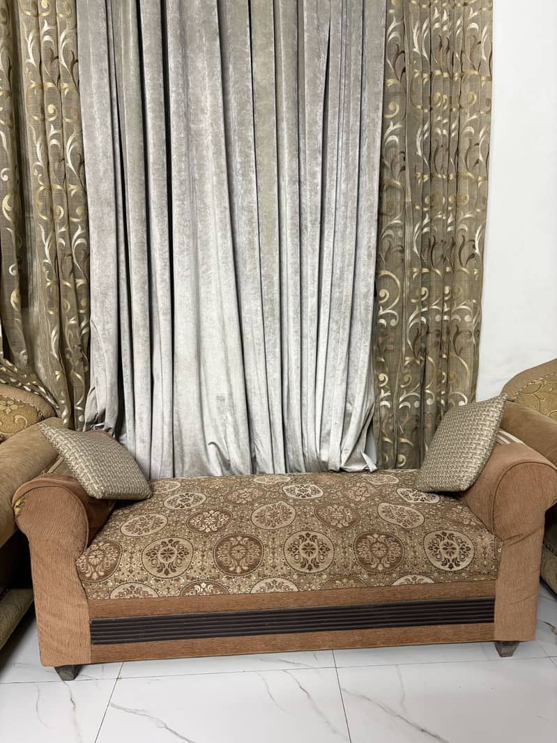 Luxury 5 seater sofa set with Sethi, 2 Puffs & Center Table. 3