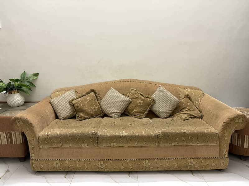 Luxury 5 seater sofa set with Sethi, 2 Puffs & Center Table. 4