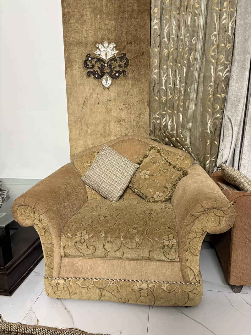 Luxury 5 seater sofa set with Sethi, 2 Puffs & Center Table. 5