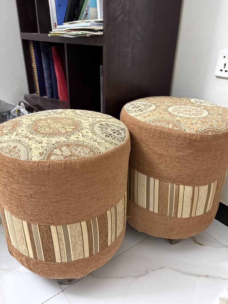 Luxury 5 seater sofa set with Sethi, 2 Puffs & Center Table. 6