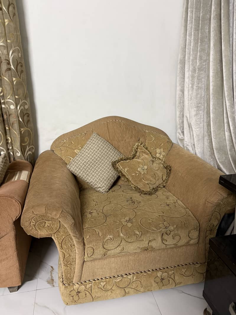 Luxury 5 seater sofa set with Sethi, 2 Puffs & Center Table. 7