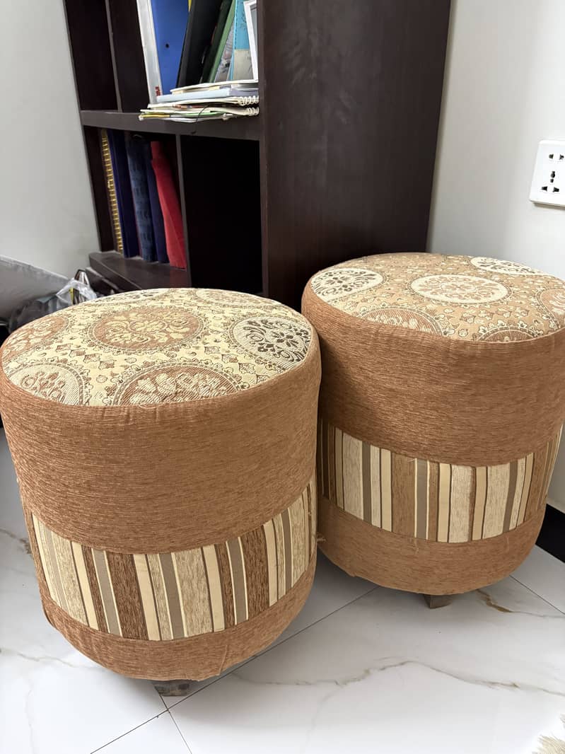 Luxury 5 seater sofa set with Sethi, 2 Puffs & Center Table. 8