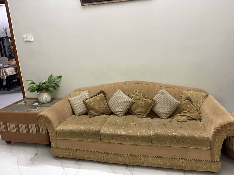 Luxury 5 seater sofa set with Sethi, 2 Puffs & Center Table. 9