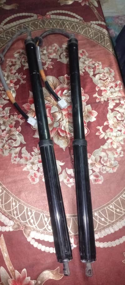 fortuner back door shock