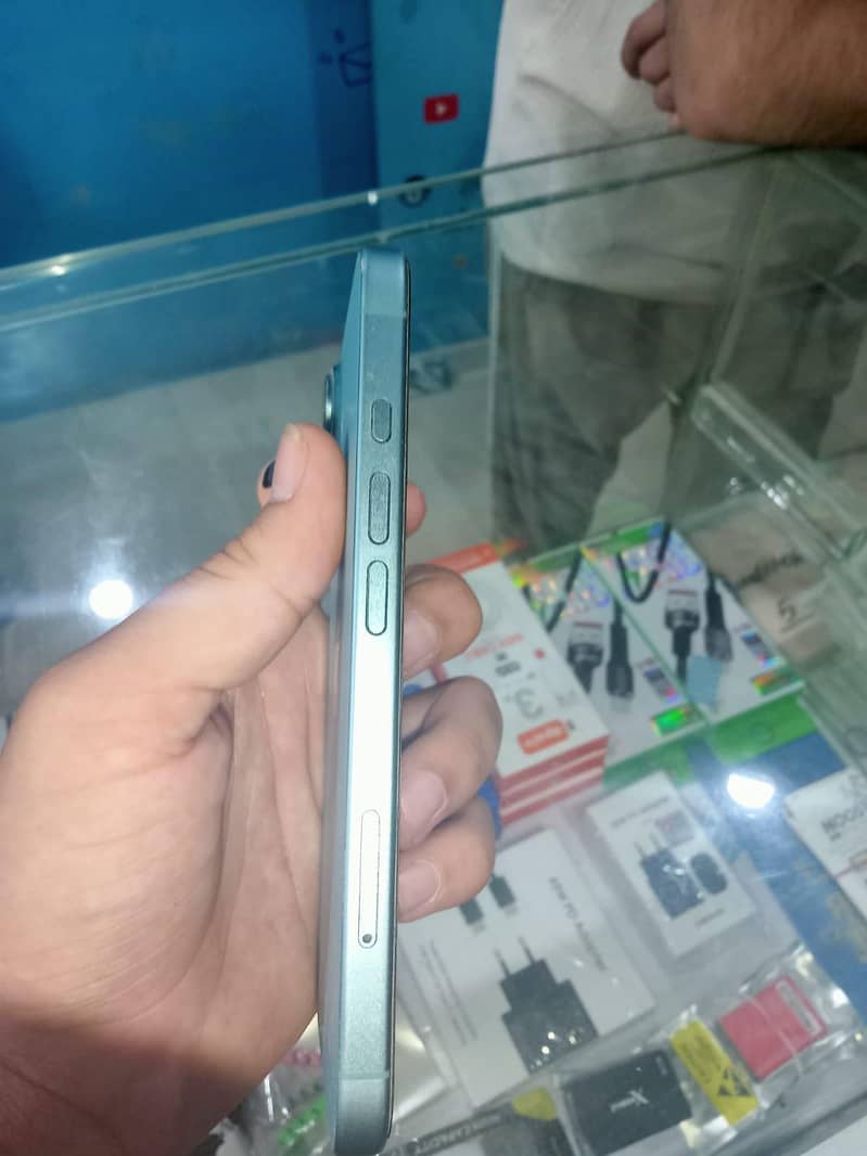 iPhone 16 3