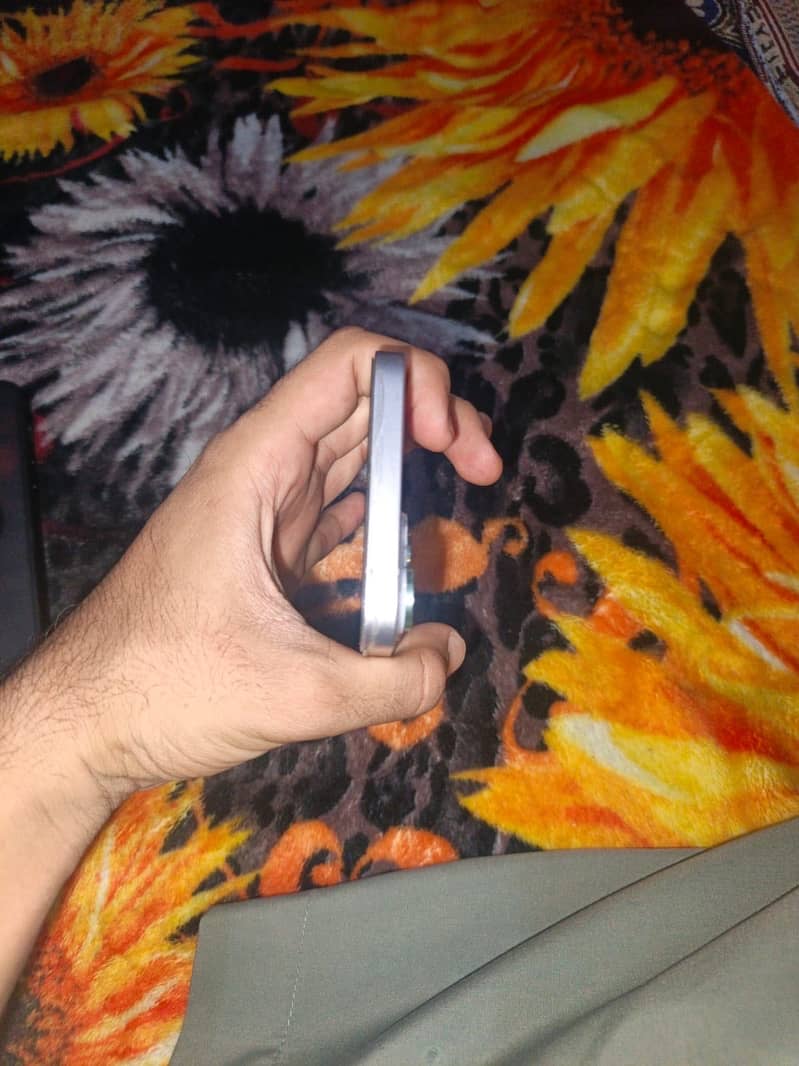 iPhone 14 Plus JV 3