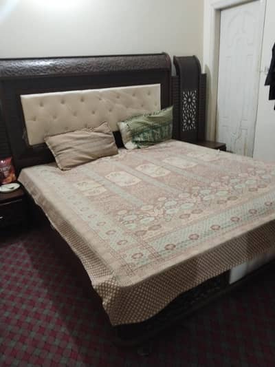 Double bed + dressing table.