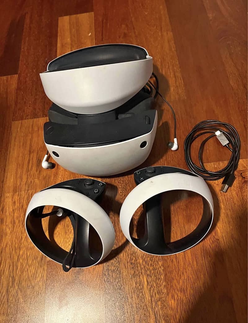 PLAYSTATION VR2 with Controllers 0