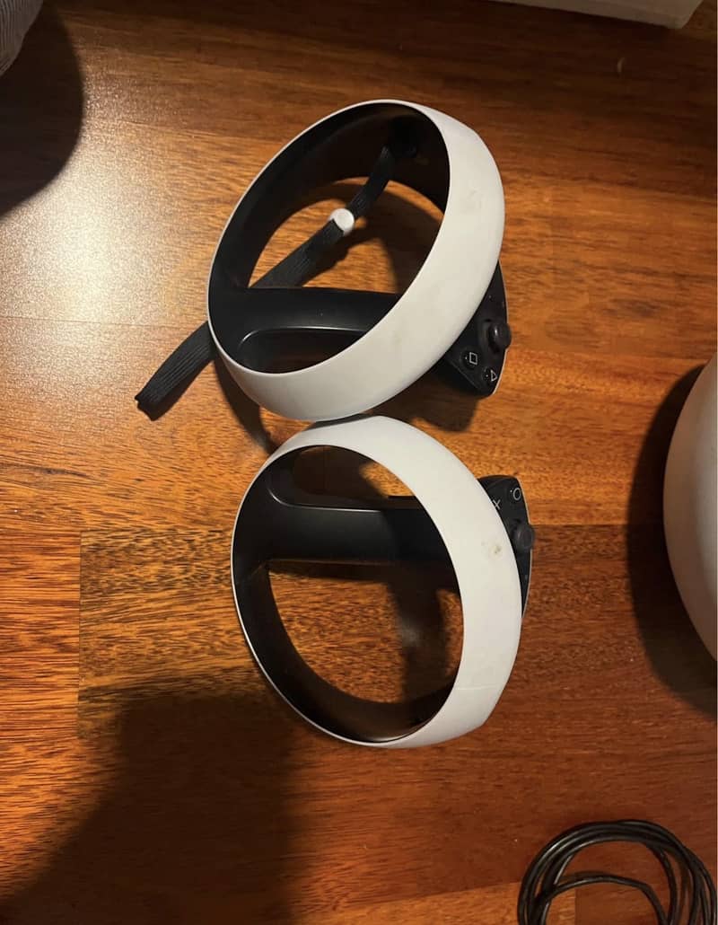 PLAYSTATION VR2 with Controllers 1