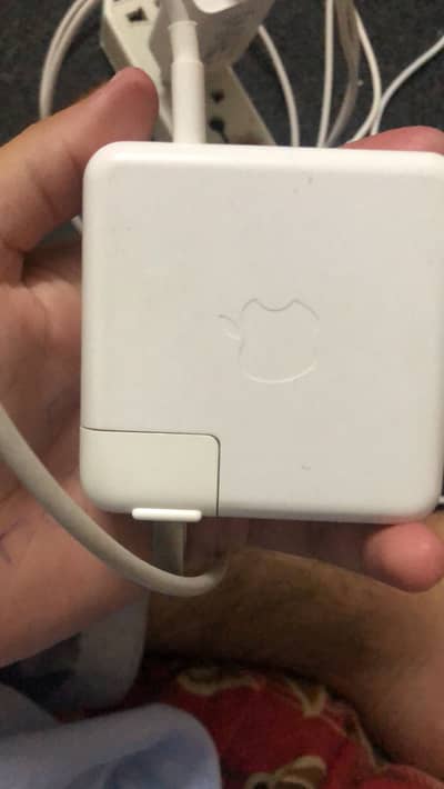 Macbookpro 2019, core i5 , 256 gb + original charger , 80% battery .