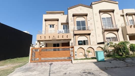 On Excellent Location House In Bahria Town Phase 8 - Usman Block For sale