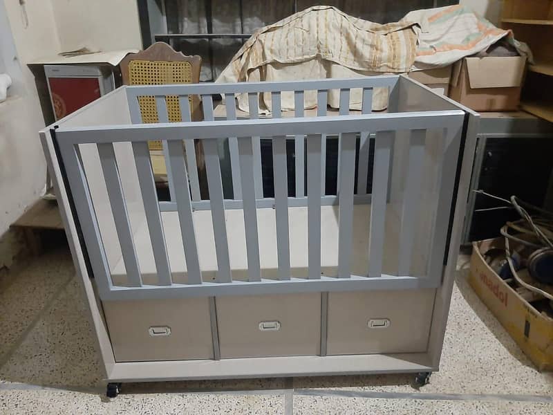 babies cot 1