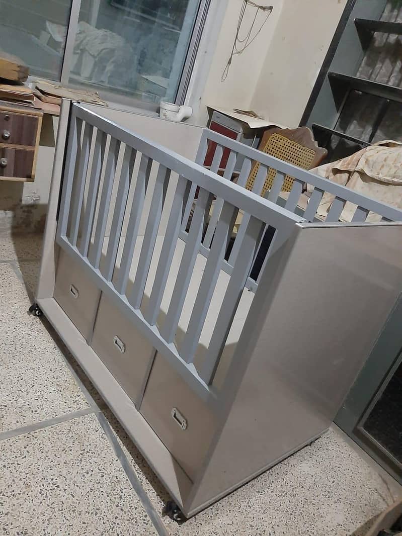 babies cot 2