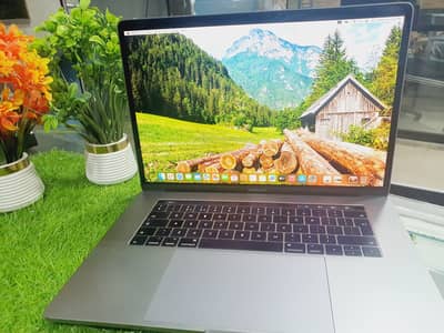 Macbook pro 2017 :i7 :16 gb :512 gb :4 gb dadicated graphics card