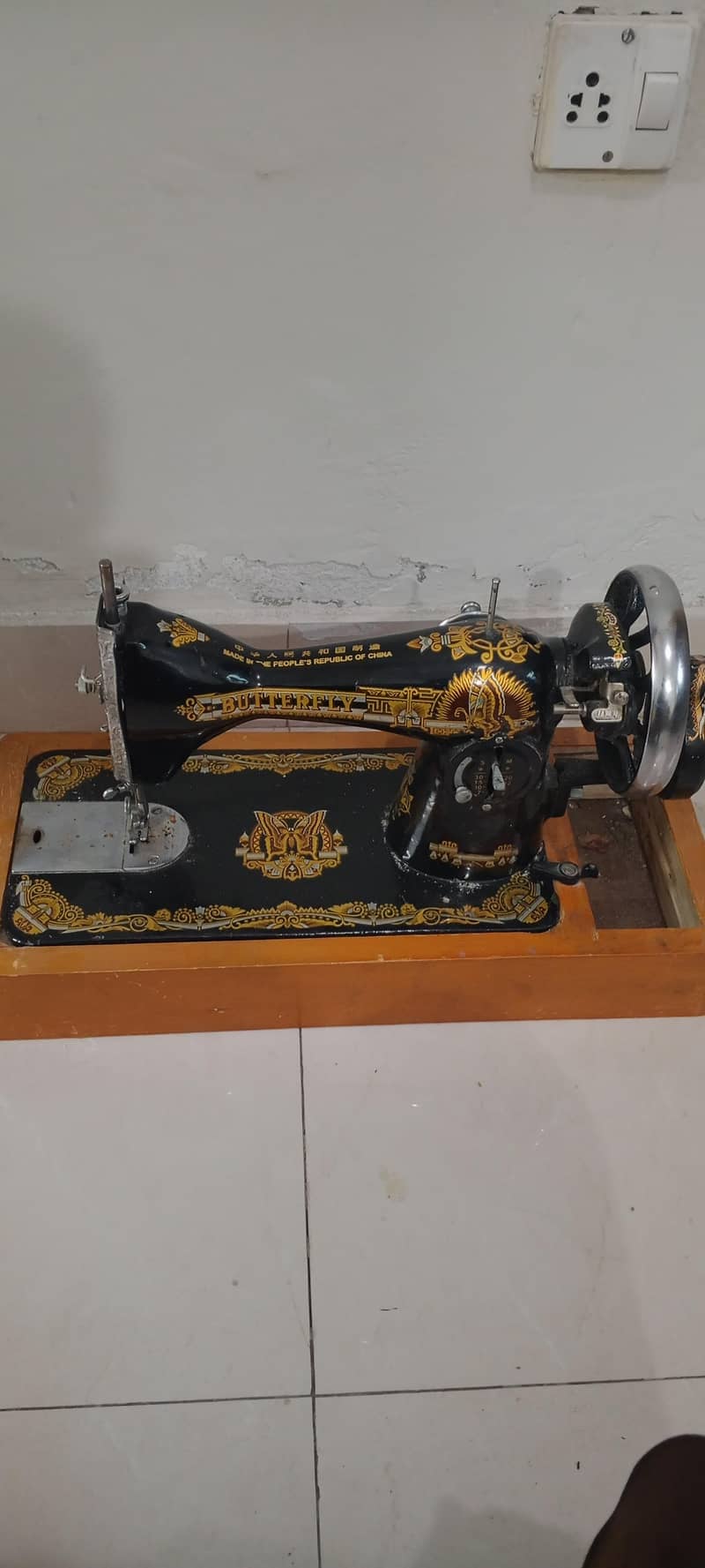 sewing machine with table 3