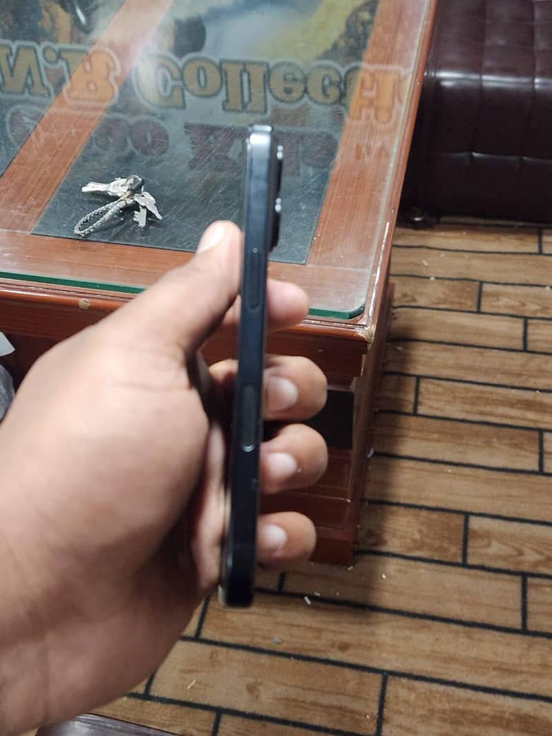 IPhone 16 4