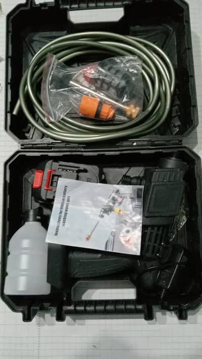 Rechargeable pressure car washer