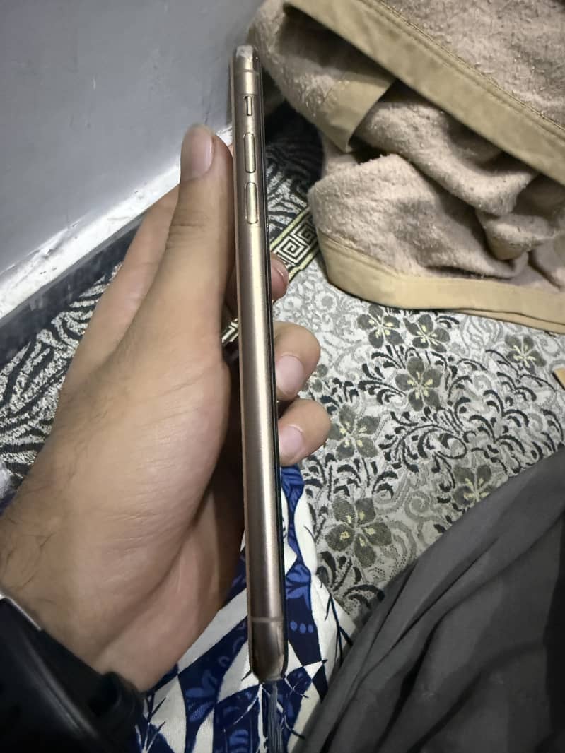 iPhone 11 Pro Max 4